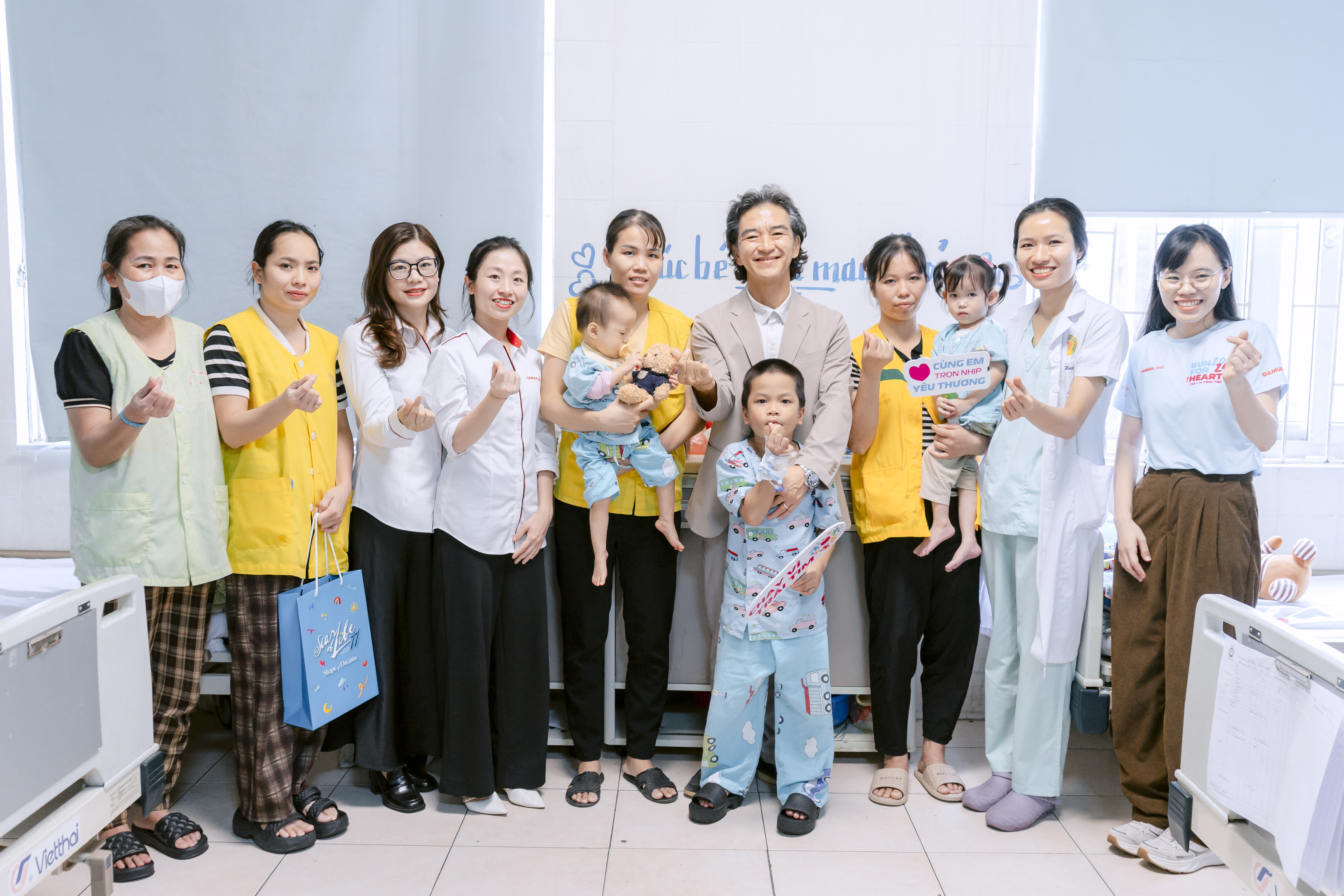 The representative of Vilai Viet, Heartbeat Vietnam, and Gamuda Land visits the pediatric patients at E Hospital.